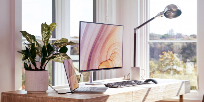 bureau avec ordinateur